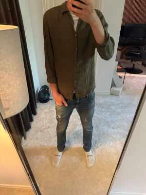 Ljung linneskjorta - Riktigt snygg linneskjorta ifrån LJUNG. Perfekt inför sommaren med en snygg passform och en schysst grön färg. Tröjan är aldrig använd och köptes i butik för 1099kr
