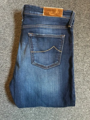 Mörkblåa Jacob Cohën jeans - Snygga mörkblå skinny jeans från Jacob Cohën i mycket bra skick. Storlek 31. Handgjorda i Italien med en lätt tvätt över benen. Priset är inte hugget i sten.  Hör av dig vid minsta fundering