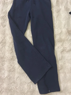 Mörkblå mjukisbyxor från Gina tricot - Marinblåa mjukisbyxor mad raka ben, medel midja, använda men inget som syns 💞