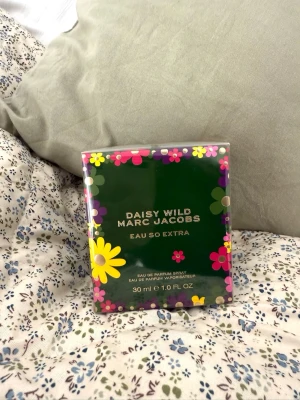 Marc Jacobs parfym - Säljer årets sommardoft från Marc Jacobs - Daisy Wild Eau So Extra. Superfin sommardoft, bra morsdagspresent🤗Den är 30 ml och ordinariepris ligger på 1025 kr. Plomberingen är kvar, den är alltså oöppnad.