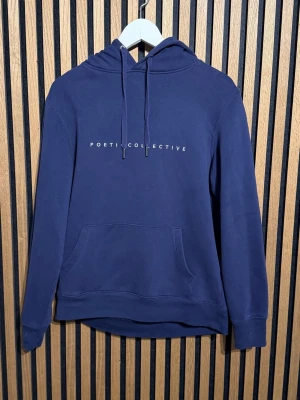 Hoodie med tryck - Säljer nu min feta limited edition poetic collective hoodie. Köpt för 1400. Skriv för funderingar