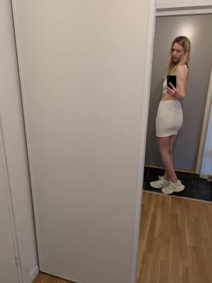 Vit klänning one shoulder / cut out - Vit klänning mini / one shoulder / cut out / sommar 🥥 den är M men upplevs som S.