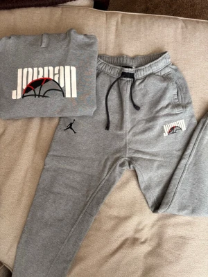 Grå Jordan hoodie med tryck - Jordan set. Skriv om du har frågor.