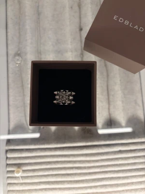Edblad Peak Ring | PRIS KAN DISKUTERAS  - Edblad Peak Ring i storlek M (17.5)                                Aldrig använd. Säljer pga fel färg. Box ingår. 💞
