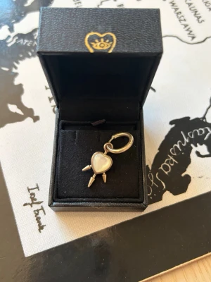 Örhänge från  Maria Nilsdotter - Unikt örhänge från Maria Nilsdotter i form av ett hjärta med tre spetsiga detaljer. Är i bra skick!