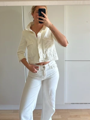 Vit kavaj - Fin vir kavaj. Den har tyvärr tappat en knapp men funkar väldigt bra ändå🌸