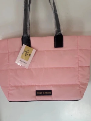 Rosa totebag Juicy Couture - Snygg ny rosa totebag från Juicy Couture med svarta handtag och svart logotyp framtill. Pris kan diskuteras