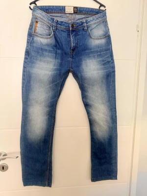 👖✨ Herrjeans blå W30 L32 ✨👖 - Säljer ett par herrjeans i klassisk blå färg 💙 Jeansen är i mycket gott skick, bekväma och sitter snyggt 👍  🧵 Material: 100% bomull 📏 Storlek: W30 L32 📐 Mått: • Midja: 80 cm (stretchar till ca 86 cm) • Längd: 97 cm  ✨ Skick: mycket bra, inga hål eller slitningar  ⸻  🔥 Perfekta för vardagsbruk 👟 Casual / streetwear stil 💙 Klassisk passform