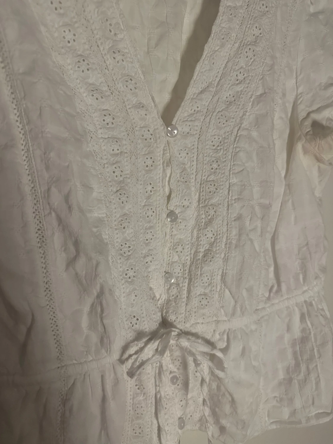 Vit romantisk blus med spetsdetaljer - 1