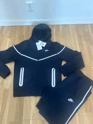 Nike tech reflective - Hej såljer min helt nya nike tech reflective. Storleken är M. Hör av er vid intresse