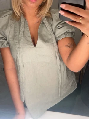 Ljusgrön blus med puffärm - Trendig ljusgrön blus med puffiga korta ärmar!!