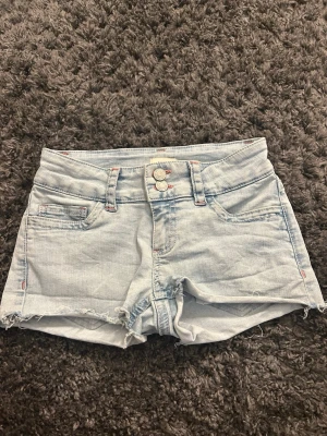 ljusblåa jeansshorts från nelly - säljer mina jeansshorts från nelly då ja inte använder dom längre