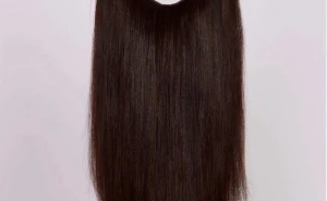 Halo Hairband 55cm - Chocolate Brown - Halo Hairband, 55cm långt. Hårkvalitet: Äkta löshår Hårstruktur: Rakt Fastsättning: Invisible Halo Hairband Clip-ins Hårvolym: Lätt volym Färg: Chocolate Brown, darkbrown skiftar. Endast använd 1-2 gånger.Dark brown nästan svart
