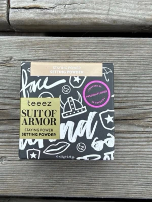 Setting Powder från Teeez - Setting powder från Teeez. Helt oöppnad, nypris 369kr. Skyddsplast sitter kvar. Säljer för att jag fick den i present och har redan för många setting powders.   Text från deras hemsida om pudret:  Clean & vegan loose setting powder that controls shine, blurs imperfections and sets makeup without leaving a visible layer on the skin.  Nyckelord:  Smink, puder, ny, oöppnad, makeup, make-up, hudvård, skincare