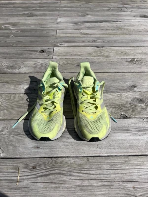 Adidas ljusgröna löparskor - Snygga löparskor från Adidas i ljusgrön, dämpad sula. Perfekta för dig som gillar att springa eller promenera.