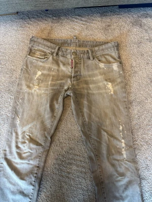Dsquared2 Grå Jeans - Säljer ett par Dsq2 Jeans i storlek 50 IT,  säljs då de ej används, hör av er i dm vid intresse! 