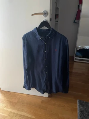 Polo ralph lauren linneskjorta - Köpte denna från Zalando, den har inga skador och är i bra skick. Har växt ur den vilket är varför jag säljer.