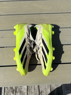 Addidas fotbollsskor - Säljer ett par fotbollskor i väldigt bra skick, de har inga skador eller något slags hål. Frågor eller funderingar är det bara att höra av sig!!