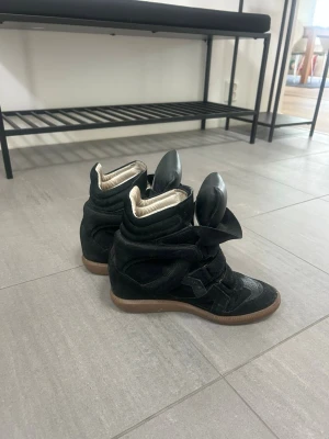 Isabel Marant Bekett sneakers  - Säljer mina svarta Isabel Marants strl 38 nu på grund av att jag inte använder de längre.  Köpt för 2 år sedan, men ändå otroligt bra skick! Nypris 6,500 kr, men säljer för 2000 kr. Skriv om några frågor! 
