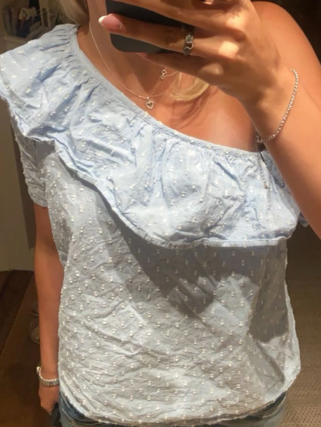 Ljusblå offshoulder topp med volang