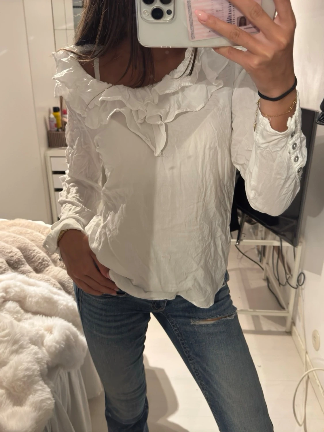 Vit blus med volangkrage