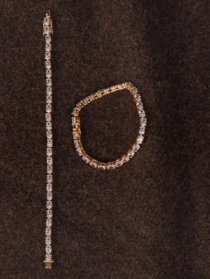 Guldigt tennisarmband med stenar - Säljer guld pläterat armband i 18k med CZ kristaller. Liknar ett väldigt fint tennisarmband🌸 Grundmaterialet är mässing! Om du har frågor om mått mm så är det bara att höra av sig!💗 Det är mitt UF-företag som har sålt dessa smyckena!☺️