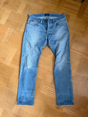 Ljusblå jeans från Polo Ralph Lauren - Snygga ljusblå jeans från Polo Ralph Lauren med klassisk femficksdesign och raka ben. Jeansen har en lätt tvättad look och är tillverkade i bomull. Perfekta för en avslappnad och trendig stil. Dem är cutade i nedre del, för bättre passform med boots. Skriv vid någon fundering ☺️