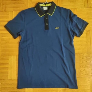  Piketröja, Storlek M - Blå Piketröja storlek M för män. Helt ny Jack & Jones pike som aldrig har används. Storlek M.  Hör av er vid intresse eller funderingar. PRIS KAN DISKUTERAS!