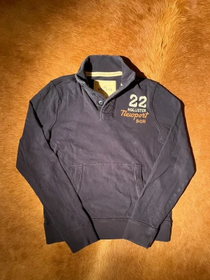 Hollister - tröja - Tjena, säljer denna sjukt snygga och eftertraktade Hollister tröja med tre knappar framtill. Tröjan passar perfekt inför våren ☀️ Den är i storlek L men sitter som en M.  Vid minsta fråga eller fundering hör av er🤠