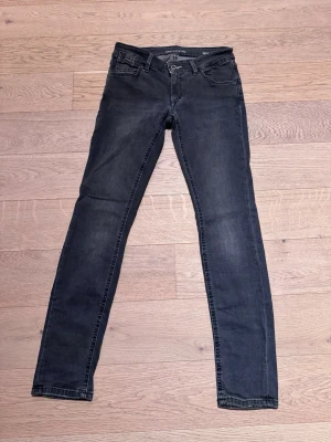 Svarta slim jeans från Marc O’Polo - Snygga svarta slim jeans från Marc O’Polo med klassisk femficksdesign och normalhög midja. Jeansen är tillverkade i stretchigt denimtyg för skön passform och har diskreta slitningar för en cool look. Stl 28 / 32. Modell Skara Slim