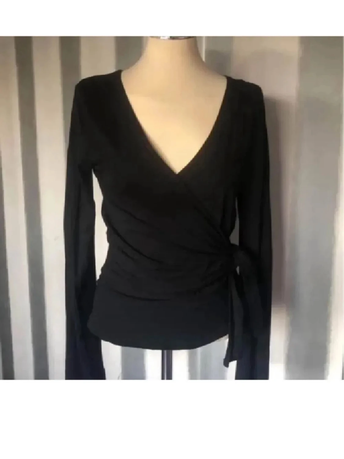 Svart omlottopp med knytband