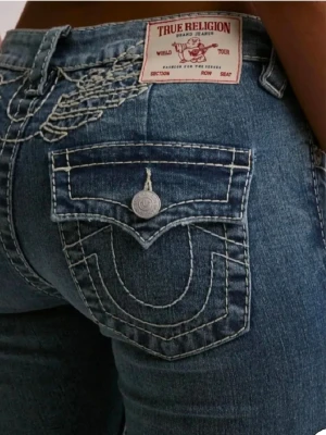 True Religion jeans - Säljer ett par jeans från true religion i modellen joey! De är i bra skick utöver de slitningarna vid hälarna(dock syns de inte när man har på sig jeansen). Skitsnygga jenas, skriv om frågor💕