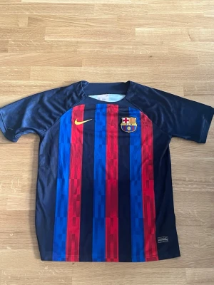 FC Barcelona - Säljer en officiell FC Barcelona matchtröja. Knappt använd eftersom den är för liten