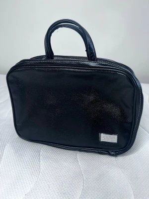 Sminkväska från Zoeva - Snygg sminkväska från ZOEVA med tre praktiska fack – perfekt för makeupartister eller dig som vill hålla din makeup väll organiserad. gillar makeup. #sminkväska #smink #necessär   