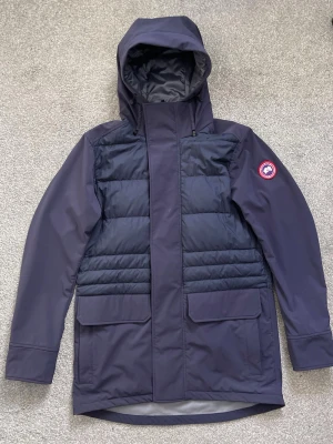 Canada Goose  - Canada Goose long lightweight navy jacket, säljer i bra skick | Sparsamt använd | Storlek M | Hör av er vid eventuella frågor eller funderingar! 