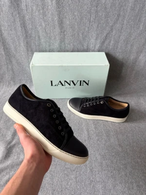 Lanvin skor HELT NYA - Säljer ett par helt nya Lanvins som är i storlek UK 8 vilket motsvarar 42 men är lite stora i storleken! Box, dustabags, extra skosnören medföljer vid köp! Hör gärna av er om ni har frågor! 