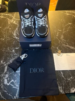 Dior b30 skor - Hej! Säljer mina skor från dior. Färgen på de är svart och vit. Helt ny och oanvänd. Anledningen till att jag säljer ör att jag måste spara pengar till min framtida bil. Inga skador eller repor. Helt fräscha!! 