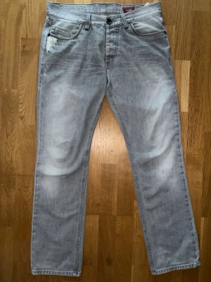 Jack & Jones jeans - Hej, säljer nu mina ljusgråa jack & jones jeans i storlek 34/32. Riktigt snygga och sköna jeans för dig som vill fräscha upp din garderob lite extra. 