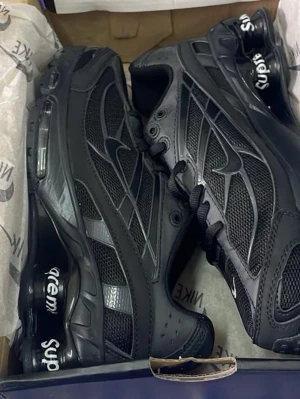 Nike x Supreme Air Max Tailwind IV - Säljer ett par svarta Nike x Supreme Air Max Tailwind IV sneakers med mesh och läderdetaljer. Skorna har Supreme-logga på hälen och röd innersula med Supreme-tryck. Snygg design med klassiska Air Max-bubblor och coola detaljer. Perfekt för dig som gillar streetwear och exklusiva collabs.