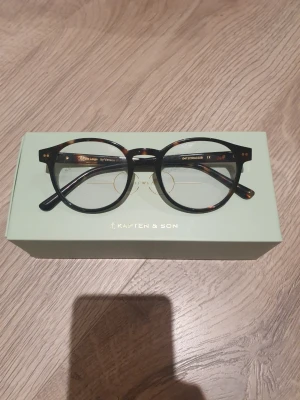Kapten & Son glasögon  - Glasögon utan styrka från kapten & son.            Nyskick.