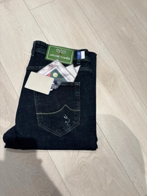Jacob cohën jeans  - Säljer dessa sjukt feta Jacob cohën jeans. Jeansen har allt og kvar sittande på sig och är i nyskick🙌. Storleken är 32. Bara att skriva vid frågor🤗
