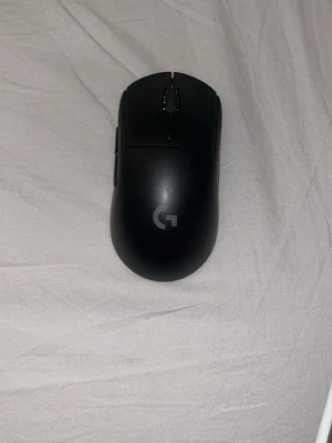 Svart Logitech gamingmus - Säljer en Logitech G Pro X Superlight 2, en premium gamingmus framtagen för e-sport och hög prestanda. Lite använd men i bra skick. Obs saknar usb, behöves för trådlös gaming