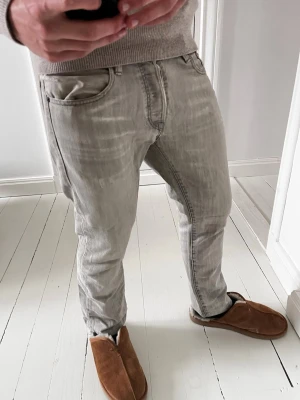 Ralph Lauren Jeans RL grå - Ralph Lauren Jeans RL grå, Inga större defekter förutom att det har gått sönder lite i skrevet, lätt att fixa däremot. Modellen i bilderna är 180 cm 75 kg pch bär Storlek , W30 L32 , Måtten i sista bilden är A:40 cm  B: 92 cm , Kom med frågor! 