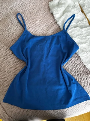 Blått linne - Snygg blå linnetopp med smala axelband. 