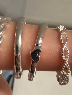 Ringar  - Ringar silver i storlek M (står inte exakt storlek) från Gina Tricot. Säljer för de är för stora på mig. Köpta för 119 kr och helt oanvända.