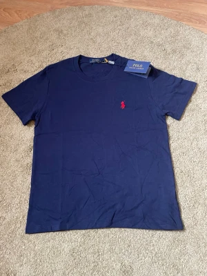 Polo T-shirt - Den är aldrig använd och i storlek S