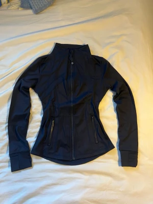 Lululemon Dfine jacket, mörkblå - Väldigt fin mörkblå lululemon i storlek 4 vilket motsvarar XS ungefär