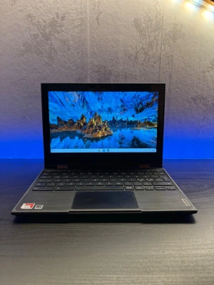 Lenovo 300e Chromebook GEN 2 - Batterihälsa 98% - Vikbar 360°-design gör att du enkelt växlar mellan laptop och surfplatta. Touchskärm ger smidig och modern användning. Chrome OS är snabbt, stabilt och startar på sekunder. Knappt använd, fullt fungerande och återställd. Hög batterihälsa som räcker hela dagen. Mindre ytliga repor finns, därför nedsatt pris – påverkar inte funktionen. ✔ Mycket gott skick ✔ Tillverkad 2022 ✔ 98 % batterihälsa ✔ 235 laddcykler ✔ Laddare ingår Kan skickas eller hämtas 🌟