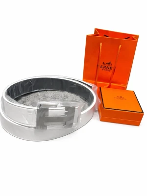 Herms bälte - Snyggt vitt skärp med silverfärgat H. Skärpet har en stilren och modern look som passar till många outfits. Storleken är 105 så passar de flesta. Box och påse följer inte med.