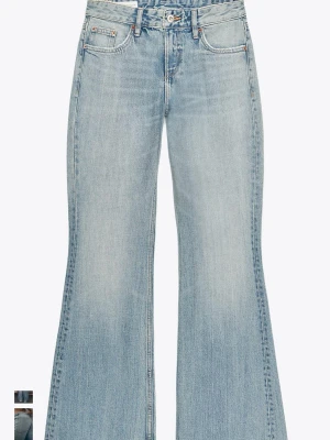 TRF flare jeans med låg midja Zara  - Säljer dem här skit snygga jeansen från Zara då jag vill ha dem i en storlek större. Så om du vill byxa eller sälja dem här i storlek 34 kontakta gärna mig. Annars säljer jag dem här också, använda ett fåtal gånger. Skriv för frågor 🥰